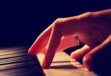 [网球]不敌斯维亚特克 郑钦文无缘女单四强.